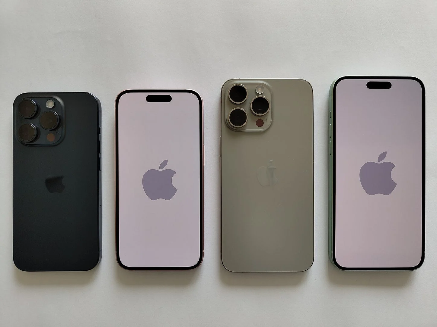 Apple iPhone 15 Pro ไทเทเนียมธรรมชาติ มุมด้านหน้า