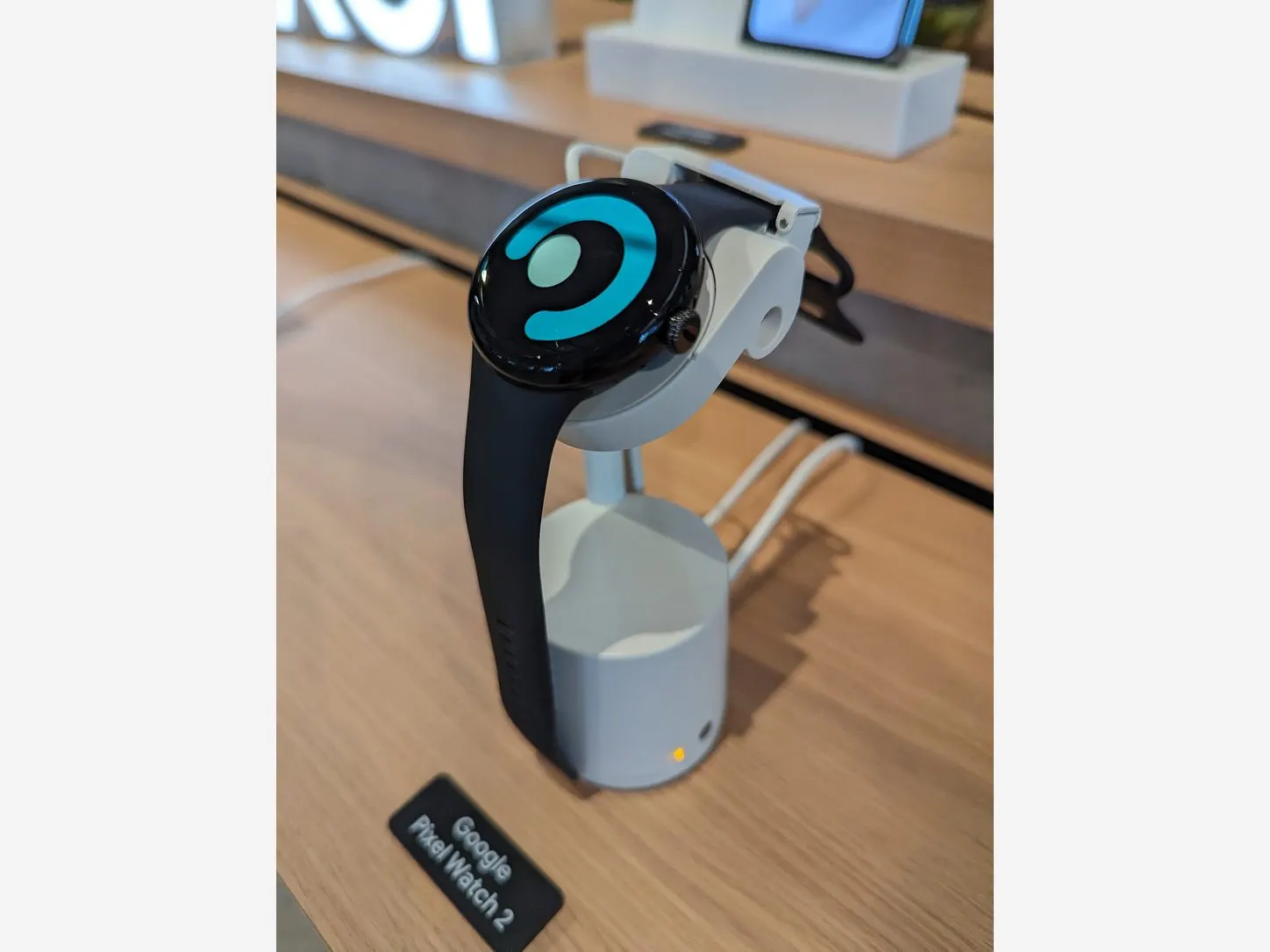 Google Pixel Watch 2 Matte Black มุมด้านหน้า